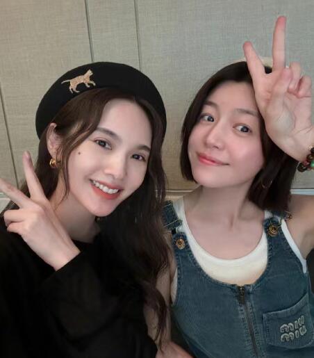 杨丞琳生日晒与陈妍希合照:40+1啦 我很幸福